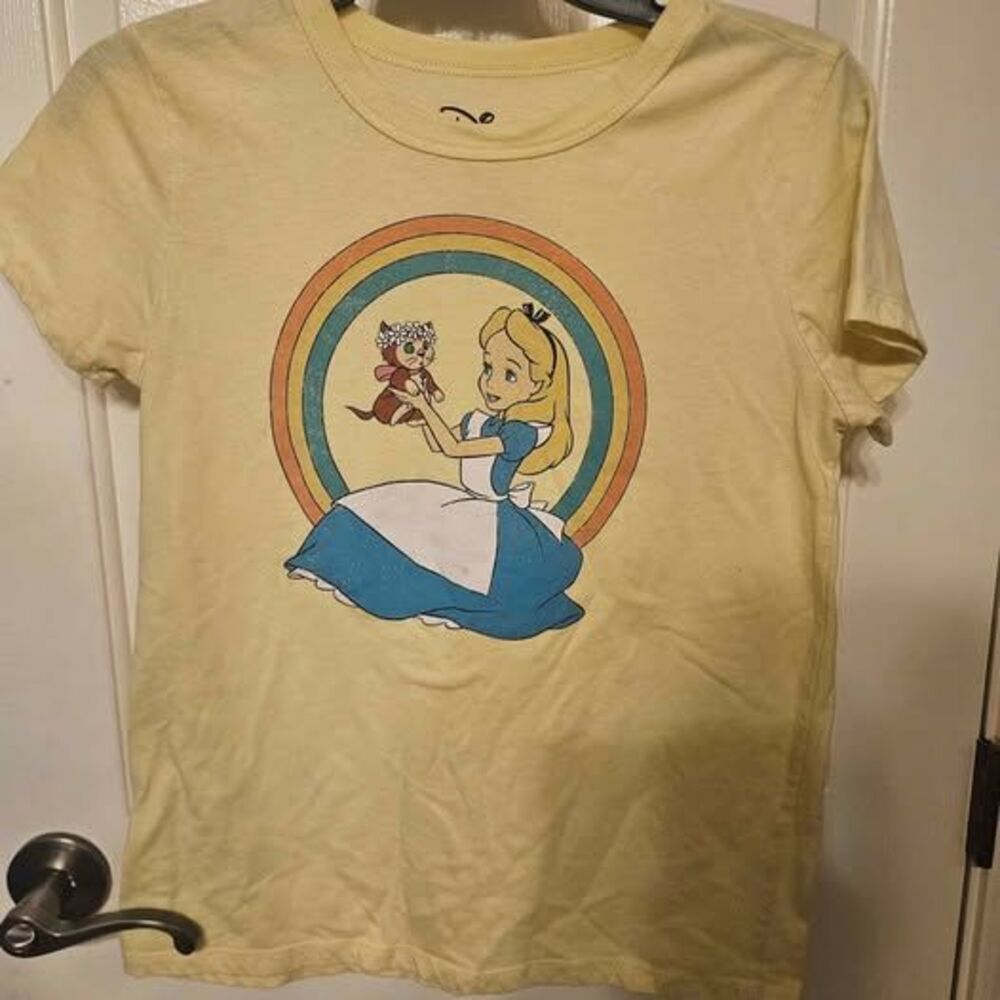 Disney Alice In Wonderland Graphic T Shirt Medium Yellow Alice